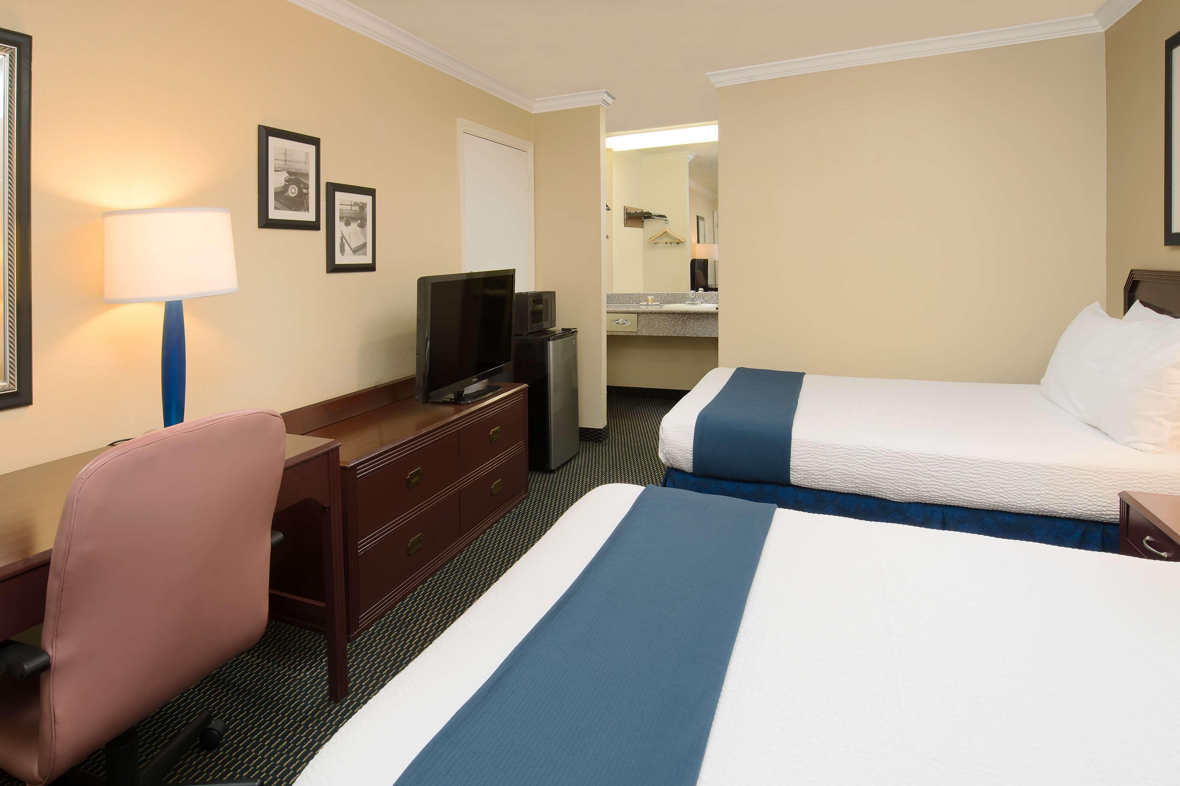 Days Inn By Wyndham Pinole Berkeley Ngoại thất bức ảnh
